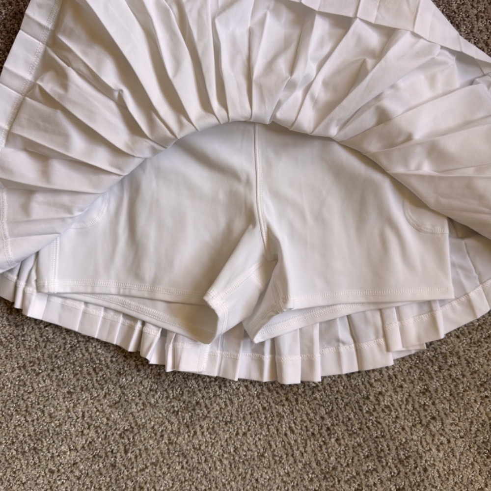 GapFit Pleated Exercise Skort in white - Picture 3 of 5
